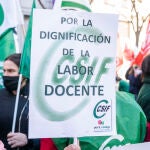 Varios de los asistentes a la concentración de ayer ante el Ministerio de Educación, en Madrid