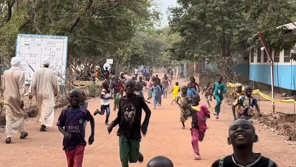 Los niños de la APMS han salido felices de su clase de refuerzo y me han rodeado, a modo de melé, para que les hiciera a cada uno su foto