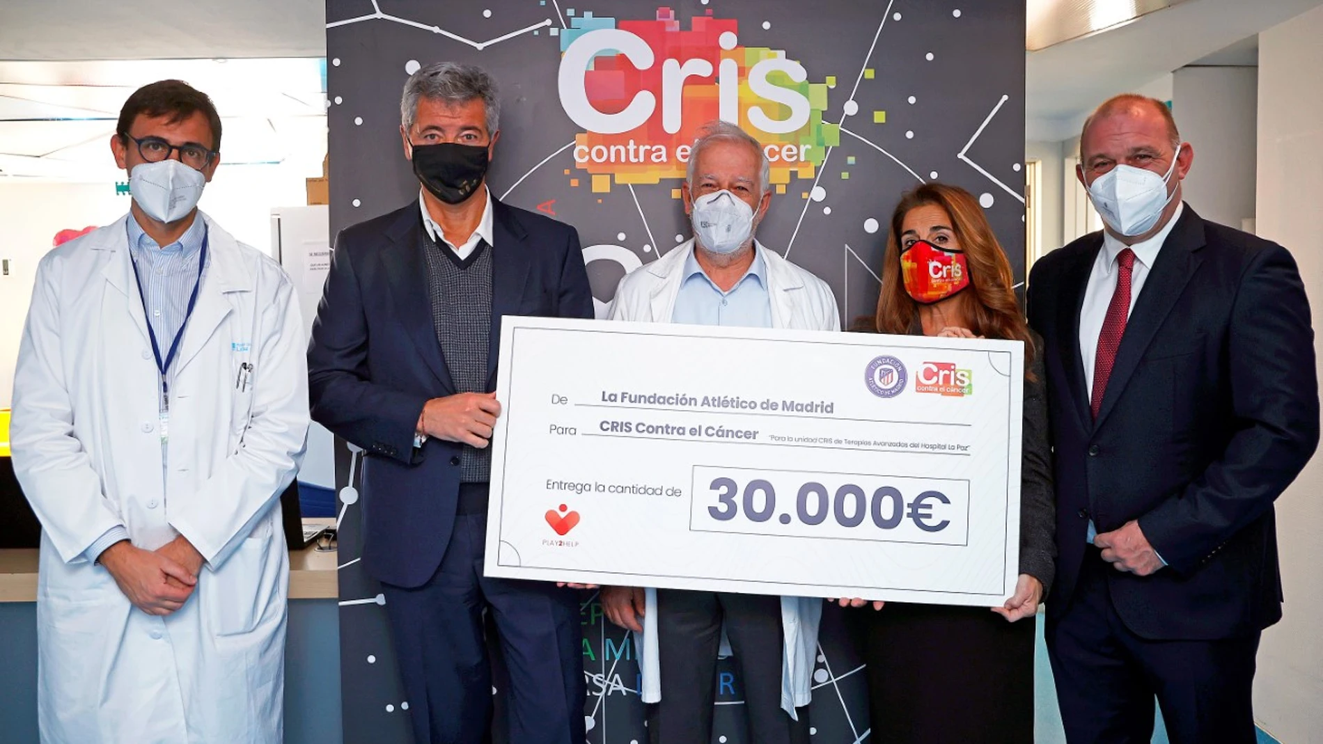 Miguel Ángel Gil hace entrega del cheque de 30.000 euros para la lucha contra el cáncer