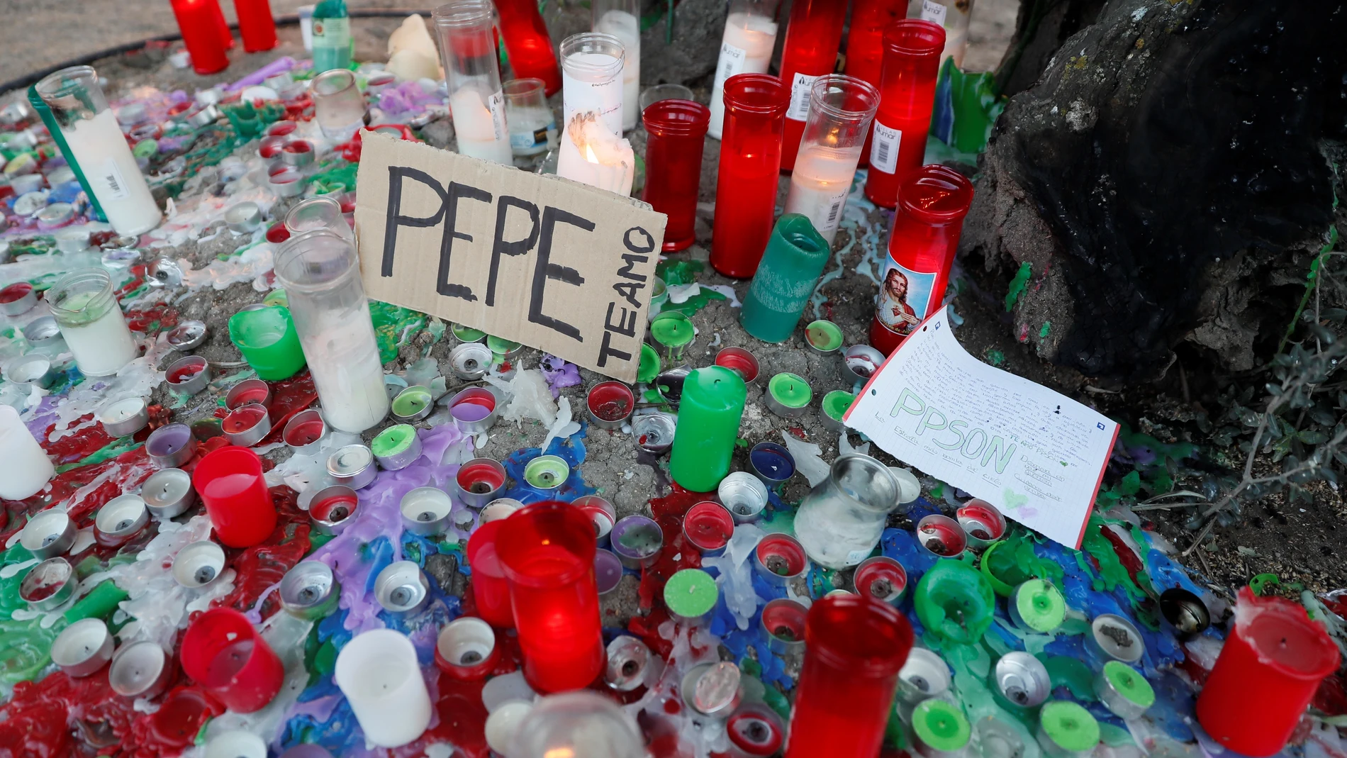Vista del altar en Madrid, en memoria del menor de 15 años asesinado en la calle de Atocha 