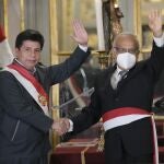 Aníbal Torres al tomar posesión como primer ministro de Perú el 8 de febrero ante el presidente Pedro Castillo