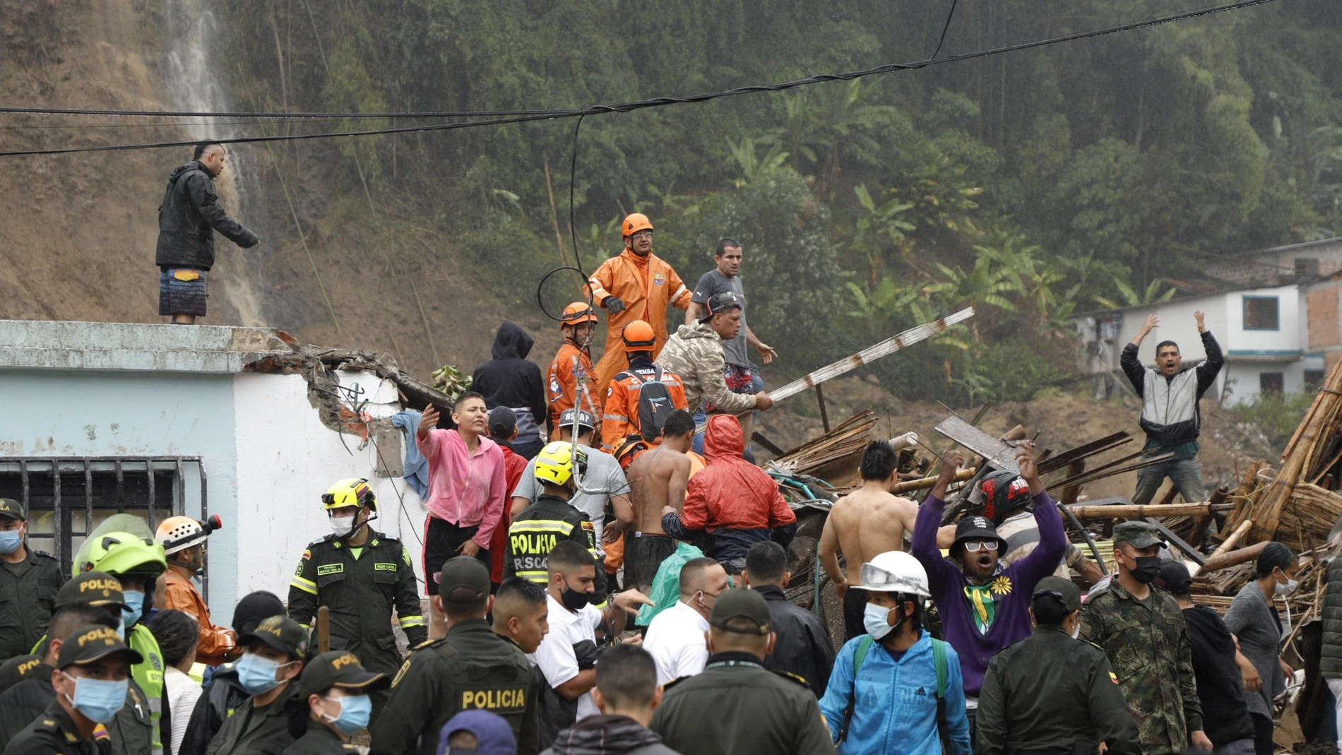 Autoridades y miembros de cuerpos de rescate trabajan en una zona afectada por un deslizamiento de tierra causado por las fuertes lluvias en la ciudad de Pereira (Colombia).