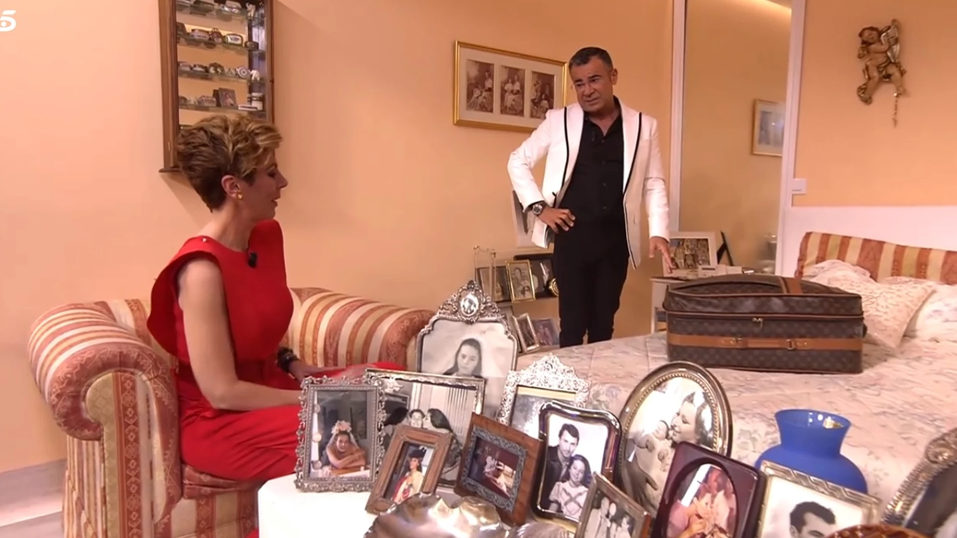 Jorge Javier y Rocío en la habitación de su madre