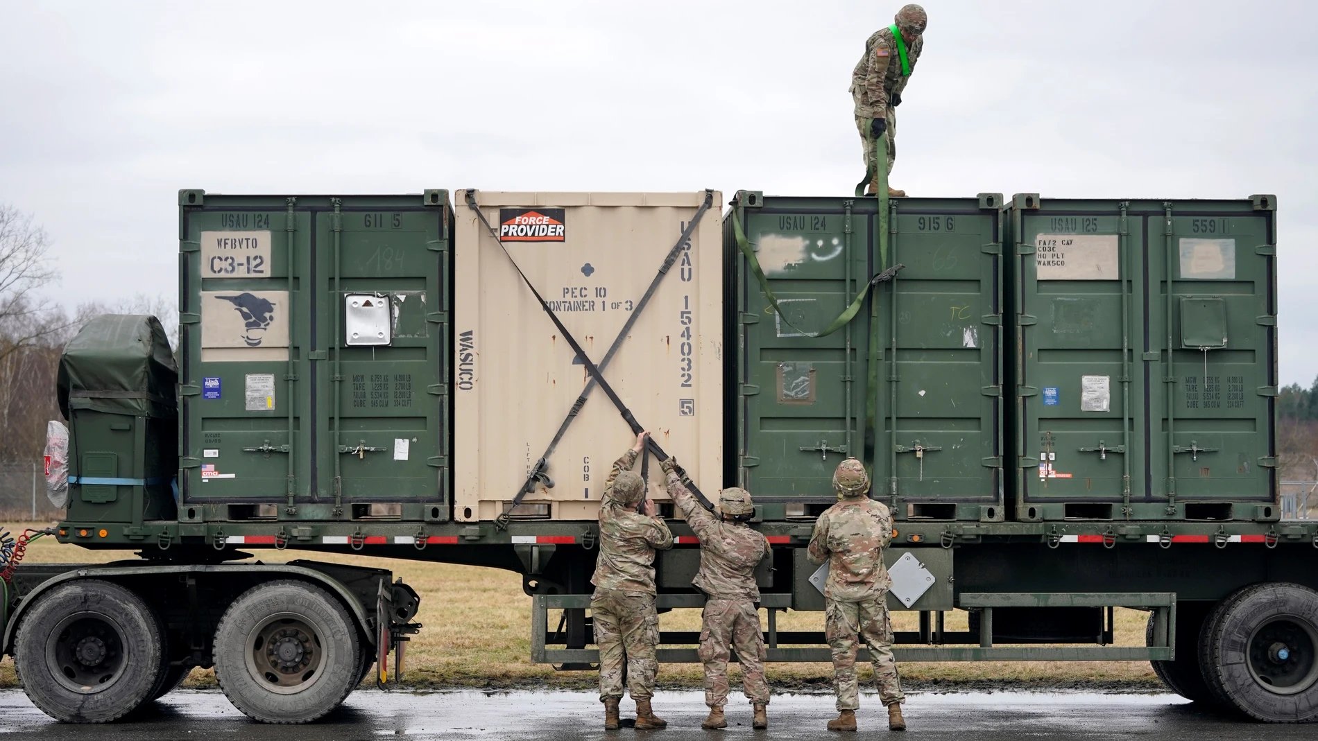 Soldados del 2º Regimiento de Caballería de Estados Unidos se preparan antes de su despliegue en Rumanía en la Base Aérea de Estados Unidos, en Vilseck