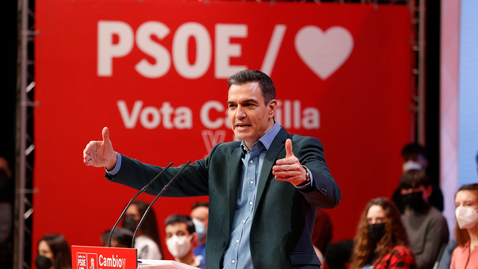 El presidente del Gobierno, Pedro Sánchez, interviene en un acto público de la campaña electoral de Castilla y León, en el Palacio de la Audiencia de Soria