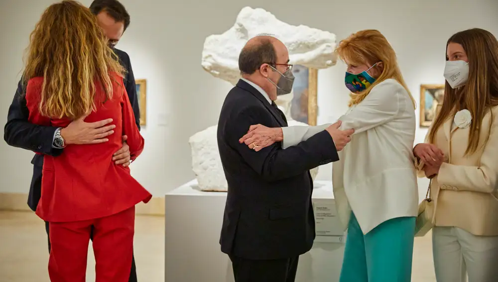 La baronesa Carmen Thyssen y ministro de Cultura, Miquel Iceta, posan delante de una escultura. A su lado, Borja Thyssen se abraza a su mujer, Blanca Cuesta