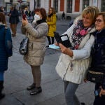 Unas mujeres se hacen un «selfie» en la Puerta del Sol, ayer, en Madrid