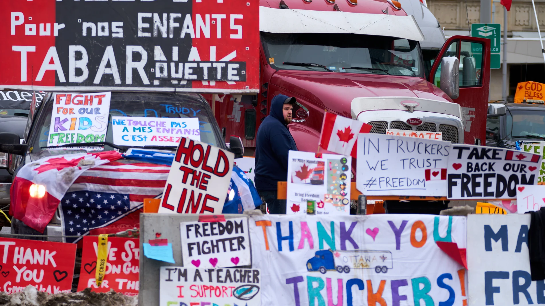 Transportistas invaden con sus camiones el centro de Ottawa en protesta por la vacunación obligatoria