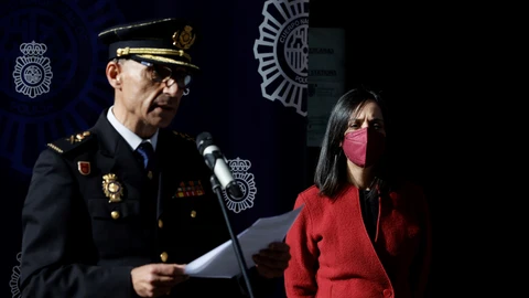 MADRID, 10/02/2022.- La delegada del Gobierno en la Comunidad de Madrid, Mercedes González, escucha la intervención del jefe Superior de la Policía de Madrid, Manuel Soto, durante acto simbólico de cierre de la Comisaría de la Policía Nacional en el Distrito Centro de la capital, que deja de prestar servicio durante aproximadamente un año por obras de reforma. EFE/Emilio Naranjo