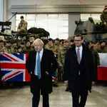 Boris Johnson, junto al «premier» polaco, Mateusz Morawiecki, visita a las tropas británicas