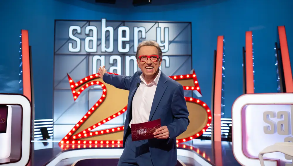 El presentador Jordi Hurtado posa en la celebración de los 25 años del programa ‘Saber y Ganar’