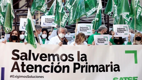 Enfermeras, enfermeros y fisioterapeutas se concentran en los centros de salud, convocados por el Sindicato de Enfermería (Satse) para "denunciar el grave deterioro, abandono y precariedad que sufre la Atención Primaria"