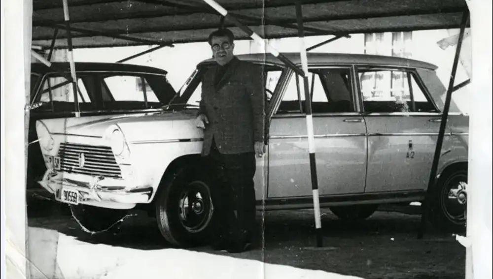 Imagen de uno de los primeros taxis modernos de Murcia