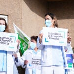 Varios sanitarios participan en una concentración contra el “abandono y descalabro” del sistema sanitario, en el Centro de Salud de Cazoña, en Santander