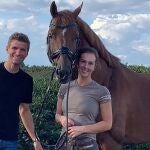 Thomas Müller y su mujer LIsa junto a su caballo D'Avie.
