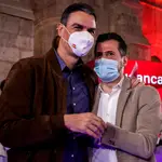 El presidente del Gobierno, Pedro Sánchez (d), y el candidato del PSOE a la Presidencia de la Junta, Luis Tudanca