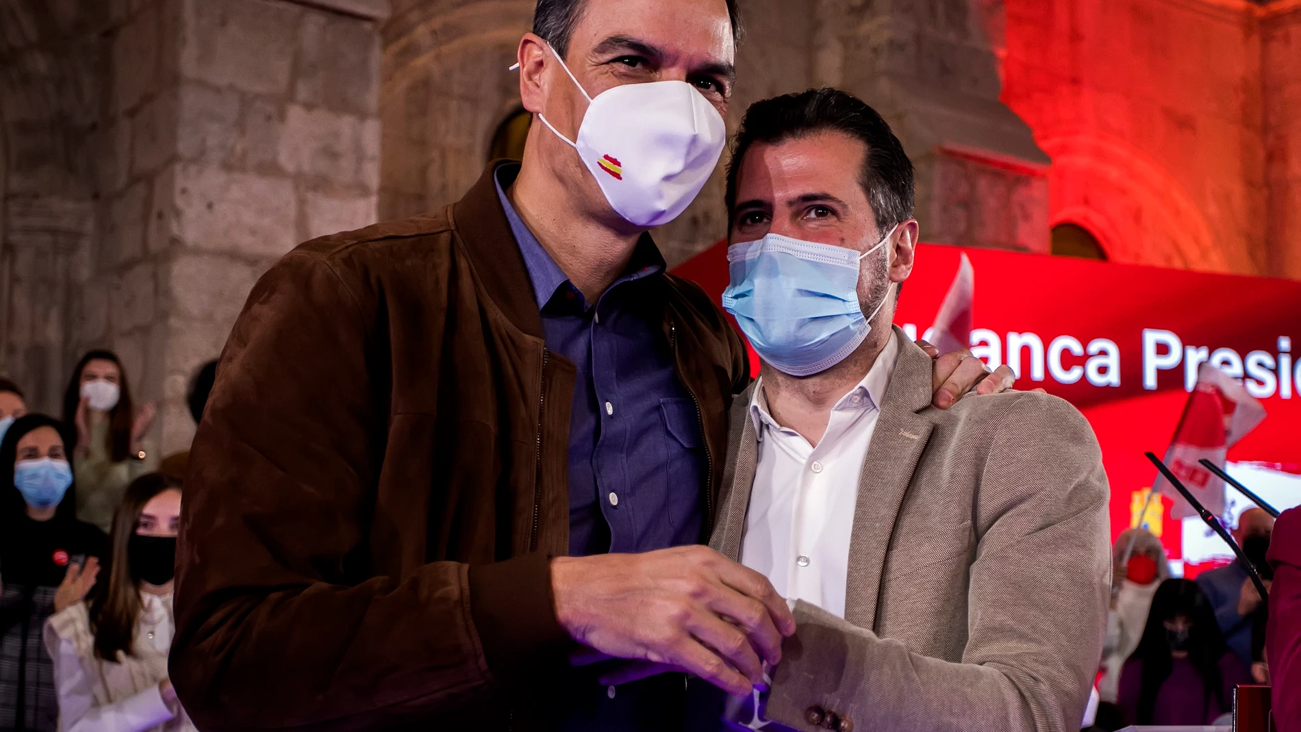 El presidente del Gobierno, Pedro Sánchez (d), y el candidato del PSOE a la Presidencia de la Junta, Luis Tudanca