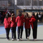 Un grupo de niñas en el patio del colegio Blanca de Castilla, en Madrid
