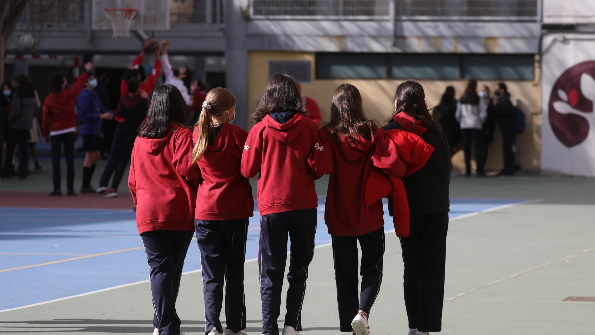 Un grupo de niñas en el patio del colegio Blanca de Castilla, en Madrid