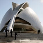 Varios operarios limpian las escaleras de acceso al Palau de Les Arts de Valencia donde el próximo Sábado se celebrará la Gala de los Premios Goya