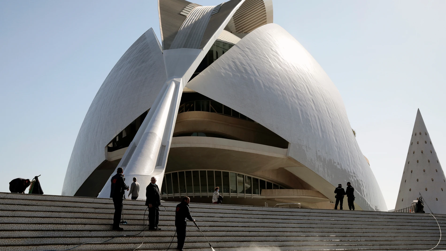 Varios operarios limpian las escaleras de acceso al Palau de Les Arts de Valencia donde el próximo Sábado se celebrará la Gala de los Premios Goya