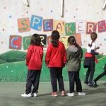 Un grupo de niños en el patio del colegio