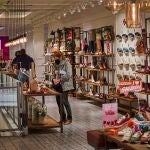 Las mascarillas continúan siendo obligatorias en espacios interiores