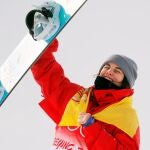 Queralt Castellet, sonriente en el podio tras lograr la plata en snowboard halfpipe