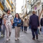 Personas con y sin mascarillas por la calle