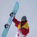 Queralt Castellet celebra la medalla de plata conseguida en los JJOO de Pekín 2022.