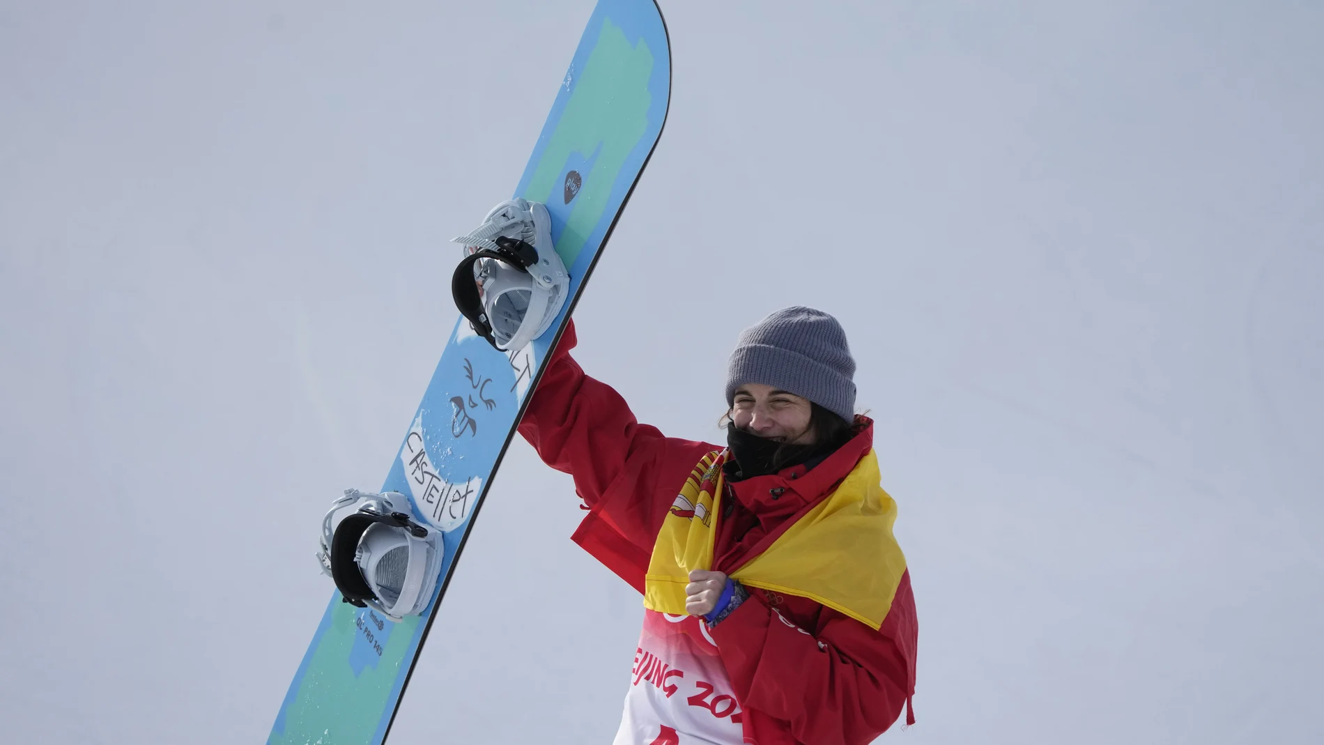 Queralt Castellet celebra la medalla de plata conseguida en los JJOO de Pekín 2022.