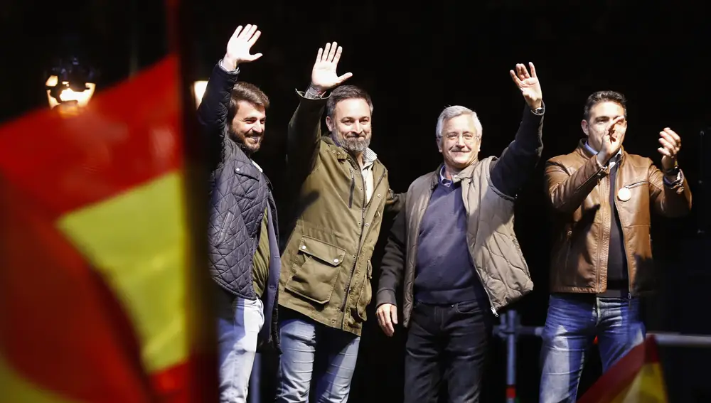 El presidente de Vox, Santiago Abascal arropa al candidato a la Presidencia de Castilla y León, Juan García-Gallardo en el mitin de cierre de campaña de esta formación celebrado en Valladolid.