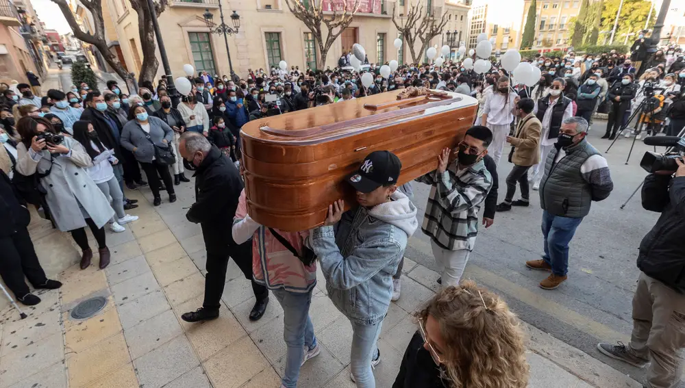 GRAF5980. TOTANA (MURCIA), 11/02/2022.- Cientos de personas han asistido este viernes en la iglesia de Santiago El Mayor, en la localidad de Totana, al funeral por Claudia Abigail, menor de 17 años asesinada por su exnovio, de 19, quien confesó el crimen tras ser detenido este miércoles. EFE/Marcial Guillén