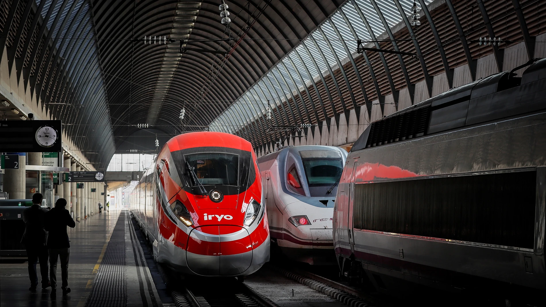 Un tren de iryo, compañía que empezará a operar en la segunda mitad de año en España, junto a otro de Renfe en Sevilla