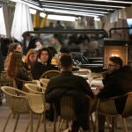 Ciudadanos en una zona de cañas y copas la noche que se eliminan las limitaciones horarias en La Coruña
