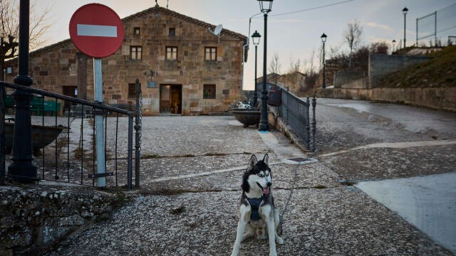 Reportaje en el pueblo burgalés de Jaramillo Quemado, una de las poblaciones de España con menor censo de población.