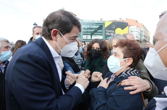 Fernández Mañueco conversa con una mujer durante el acto de Palencia de este viernes por la mañana