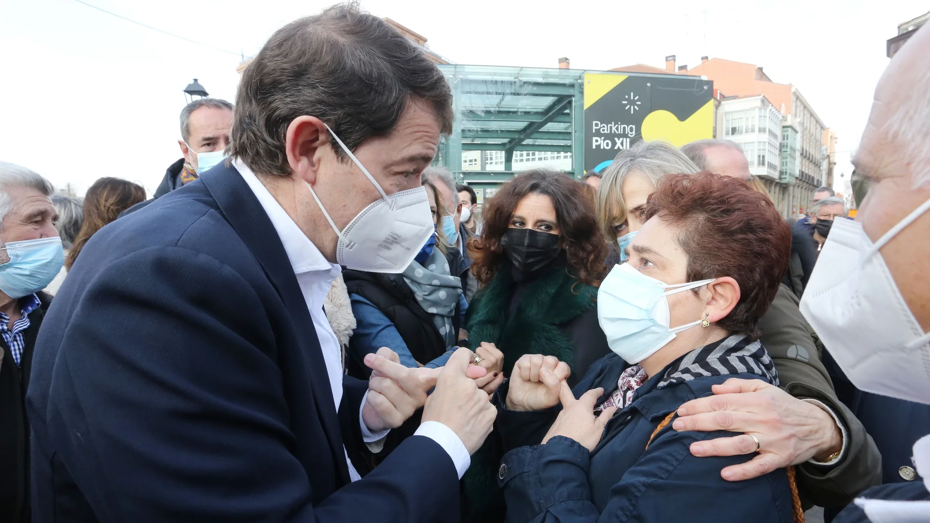 Fernández Mañueco conversa con una mujer durante el acto de Palencia de este viernes por la mañana
