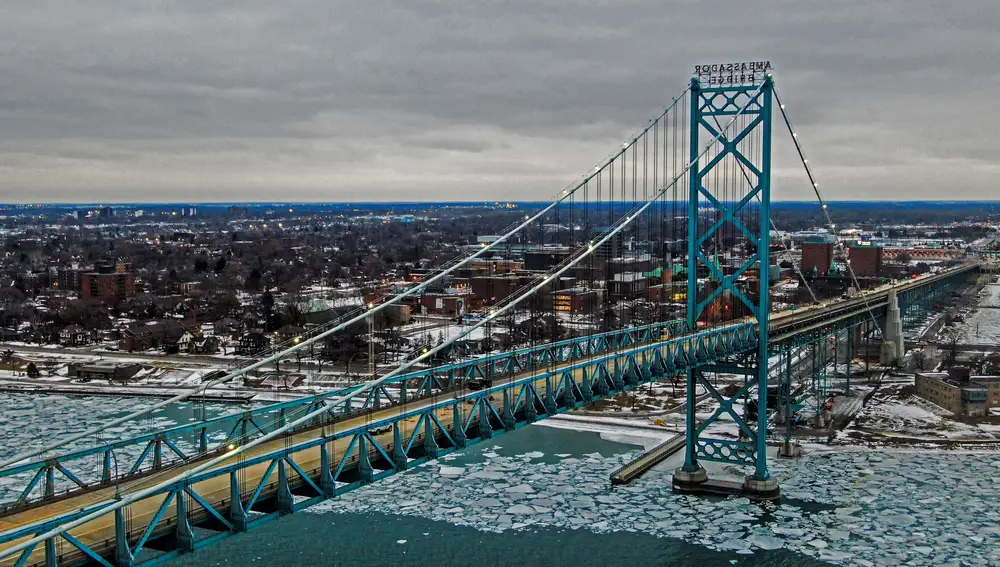 Una foto aérea realizada con un dron muestra el puente Ambassador que une Canadá con Detroit, EEUU, cerrado por camioneros que protestan por las restricciones de la pandemia