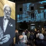 La fachada del ayuntamiento de Valencia con imágenes homenajeando la figura del cineasta Luis García Berlanga