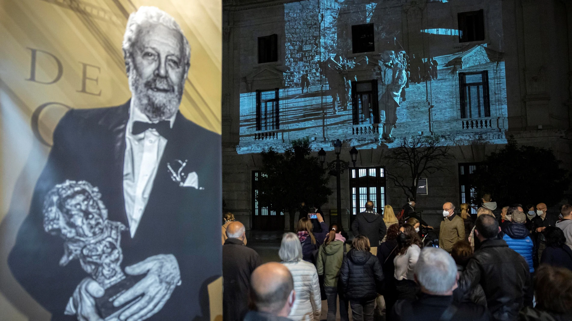 La fachada del ayuntamiento de Valencia con imágenes homenajeando la figura del cineasta Luis García Berlanga