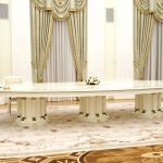 Una mesa de seis metros separó a Vladimir Putin y Emmanuel Macron durante su reunión en el Kremlin del 7 de febrero