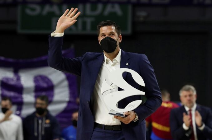 Felipe Reyes, con el trofeo conmemorativo como leyenda de la Euroliga