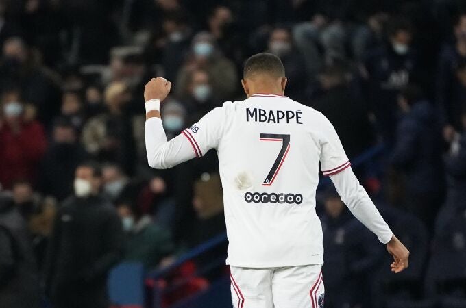 Kylian Mbappé celebra un gol con el PSG