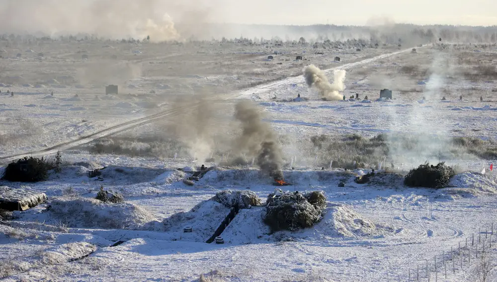 El humo se eleva sobre el campo de entrenamiento de Gozhsky durante los ejercicios militares Unión Coraje-2022 entre Rusia y Bielorrusia