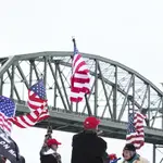 Protesta contra el gobierno junto al puente Ambassador, que une Canadá con EEUU