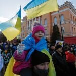 Ucranianos acuden a la Marcha de la Unidad por Ucrania celebrada hoy en Kiev, mientras las tensiones escalan en la frontera rusa.