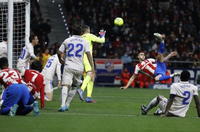 Mario Hermoso remata de chilena el gol decisivo