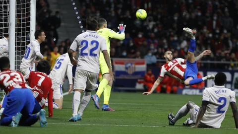 Mario Hermoso remata de chilena el gol decisivo