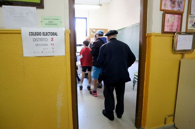 Gente en un colegio electoral de Valladolid para votar en las elecciones de 2019